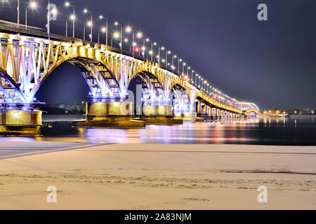 Die Brücke am Abend zwischen die Städte Saratov und Engels, Russland, Dezember 2017. Stockfoto