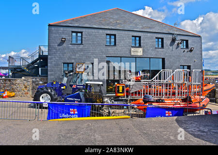 Porthcawl RNLI RescueFest, eine jährliche Veranstaltung übersicht Arbeit & Demonstrationen aller Rettungsdienste. Küstennahe Rettungsboote & Traktor auf Slipway. Stockfoto