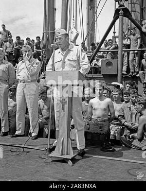 Vierte Marines informiert sind für die endgültige Brückenkopf von Marine Brig General William T. Clement vor der Landung in Yokosuka Naval Base am Eingang zu Tokio Bay Stockfoto