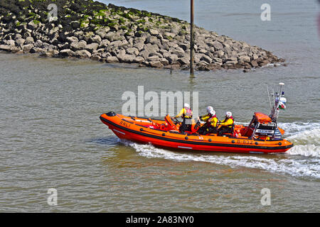 Porthcawl RNLI RescueFest. Lokale B-Klasse Atlantic 85 Rettungsboot in Manövern. Hier zurückkehren. Stockfoto