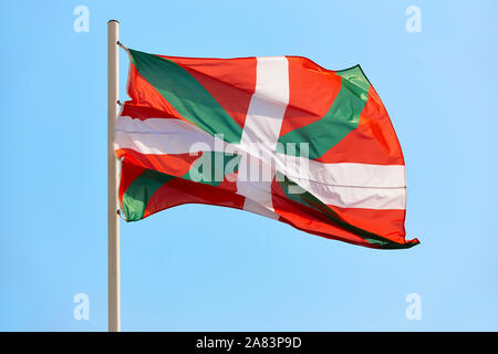 Euskadi Flagge schwenkten unter blauem Himmel Hintergrund. Baskenland, Spanien Stockfoto