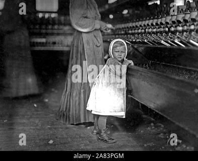 Ivey Mühle. Wenig derjenige, 3 Jahre alt, besucht und spielt in der Mühle. Tochter von der Aufseher. Hickory, en, November 1908 Stockfoto