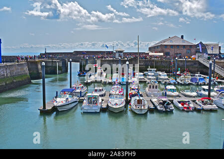 Ein Blick über die Marina am Hafen umgebaut Porthcawl mit Massen hinter sich versammelt, um das Rettungsboot Demonstrationen als Teil der RescueFest zu beobachten. Stockfoto