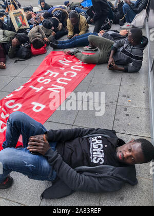 Paris, Frankreich, Gruppe afrikanischer Einwanderer demonstriert im französischen Govdernemnt-Büro OFPRA, für LGBT-Protestmigranten, nicht in unsichere Länder deportiert zu werden. ARDHIS, prekäre Menschen Internationale Einwanderer Stockfoto