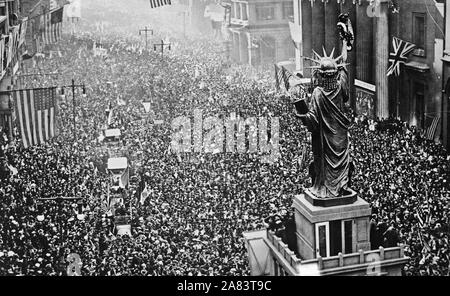 Die Bekanntgabe des Waffenstillstands am 11. November 1918, wurde die Gelegenheit für ein Monster Feier in Philadelphia, Pennsylvania. Tausende massierten auf allen Seiten der Nachbildung der Freiheitsstatue auf der Broad Street, und unaufhörlich jubelten Stockfoto