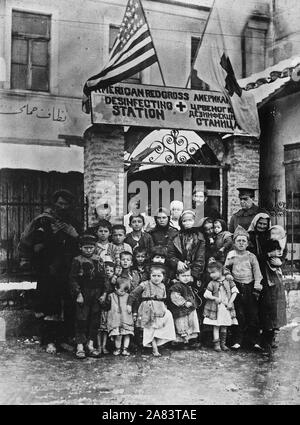 Die Flüchtlinge in Serbien eingabe Uskut zeigt die entmutigte Männer, Frauen und Kinder, wie sie in gestreamt werden. Amerikanischen Roten Kreuz., Ca. 1917-ca. 1919 Stockfoto