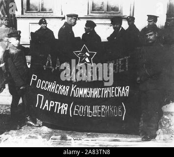 Flagge von polnischen Truppen in der Nähe von Pinsk am Rand des Pripet marshes erfasst. Die russische Schrift ist in gold auf rotem Feld und im Stern ist eine Miniatur Hammer und über die Worte lang lebe der Russischen Kommunistischen Partei Pflug Bol Stockfoto