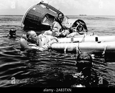 Prime Crew für die Gemini-Titan 5 (GT-5) Raumfahrt, Astronauten Charles Conrad Jr (in Wasser) und L. Gordon Cooper Jr. (Raft) Praxis Überlebenstechniken Stockfoto