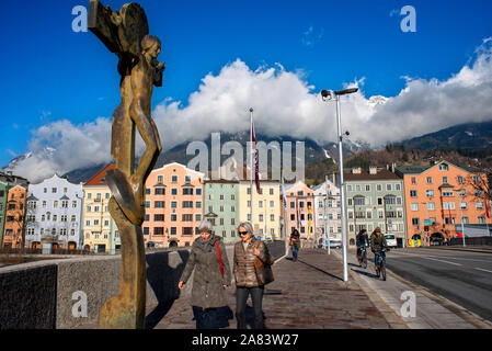 Das kruzifix von Rudi Wach auf der Brücke über den Fluss Inn in der Nähe der historischen Altstadt von Innsbruck, Österreich. Stockfoto