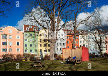 Bunte Häuser auf dem Inn mit Schnee Berge hinter, Innsbruck, Tirol, Österreich Stockfoto
