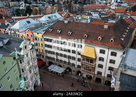 Das Goldene Dachl, die spätgotischen Erker Balkon von 1497/98, Innsbruck, Tirol, Österreich - Goldenes Dachl Das Goldene Dachl, Herzog-Friedrich-Straße, Alts Stockfoto