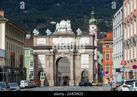 Der Triumphbogen oder Triumphforte in Innsbruck, Österreich-Bogen zu Ehren der Hochzeit von Leopold, Maria Ludovica der Toskana 1765 errichtet wurde. Stockfoto