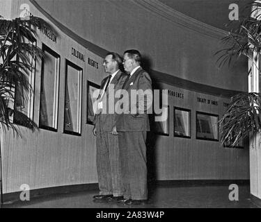 Dr. Wayne C. Grover, Rechts, Dr. Robert Bahmer, Links, auf der offiziellen Vorschau Freiheit Zug aufweisen. Stockfoto