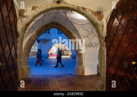 Arkaden und Vordächer in der Maria-Theresien-Straße oder Maria Theresia Straße, Innsbruck, Tirol, Österreich Stockfoto