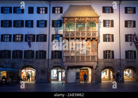 Das Goldene Dachl, die spätgotischen Erker Balkon von 1497/98, Innsbruck, Tirol, Österreich - Goldenes Dachl Das Goldene Dachl, Herzog-Friedrich-Straße, Alts Stockfoto