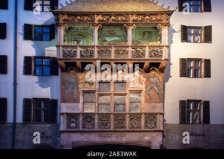 Das Goldene Dachl, die spätgotischen Erker Balkon von 1497/98, Innsbruck, Tirol, Österreich - Goldenes Dachl Das Goldene Dachl, Herzog-Friedrich-Straße, Alts Stockfoto