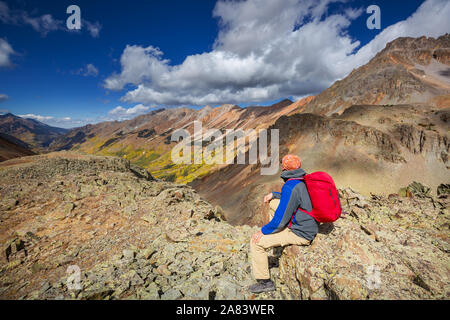 Menschen wandern in den Rocky Mountains, Colorado im Herbst Saison Stockfoto