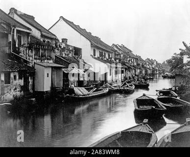 Java - kleine Boote auf Dorf canal 1890-1923 Stockfoto