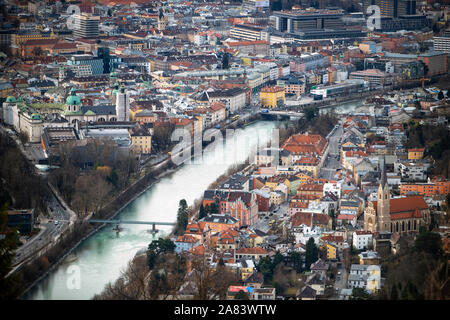 Stadtbild und Inn River von Nordkette Sky Resort Berge und Skipisten in der Nähe von Innsbruck Tirol Österreich Inn mit Innsteg Fußgängerbrücke und Hu Stockfoto