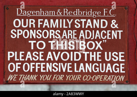 Familie Schilder stehen während der Dagenham u. Redbridge vs Chorley, Vanarama nationalen Liga Fußball an der Chigwell Bau Stadium am 28. September Stockfoto