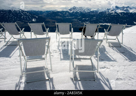 Liegestuhl in der Nordkette Sky Resort Berge und Skipisten in der Nähe von Innsbruck Tirol Österreich aufliegt Stockfoto