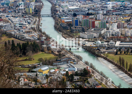 Stadtbild und Inn River von Nordkette Sky Resort Berge und Skipisten in der Nähe von Innsbruck Tirol Österreich Inn mit Innsteg Fußgängerbrücke und Hu Stockfoto