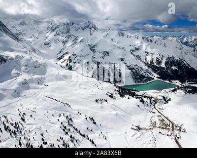 Kühtai Sky Resort Village und Skipisten in der Nähe von Innsbruck Tirol Österreich Längentalspeicher See Stockfoto