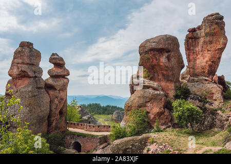 Blick auf den Belogradchik Felsen, seltsam geformte Sandstein Bildung. Beeindruckende Felsformation, eins für oben Natur Landschaft Ziel in Bulgarien. Stockfoto