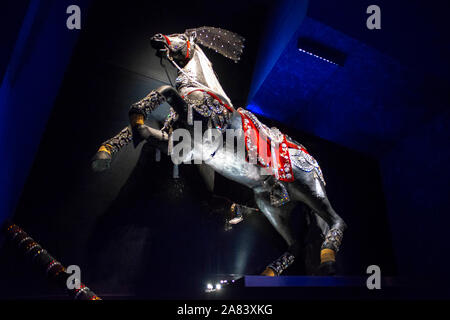 Ein Kristall beschlagene Pferd Ausstellung innerhalb der Swarovski Kunst Museum Galerie. Swarovski Kristallwelten, Wattens, Innsbruck, Tirol, Österreich Stockfoto