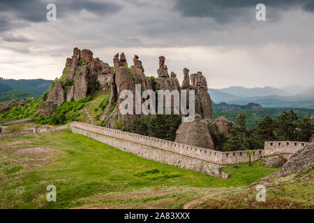 Beeindruckende Felsformationen und Mauern einer mittelalterlichen Festung in Belogradchik, Bulgarien. Die belogradchik Felsen sind eine Gruppe von merkwürdig geformten Sandstein. Stockfoto