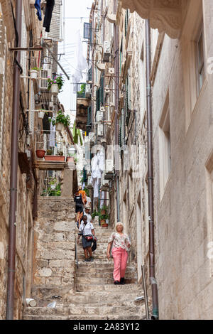 Klassische vertikale Ansicht von kleinen Gasse in der Altstadt von Dubrovnik, Kroatien Stockfoto