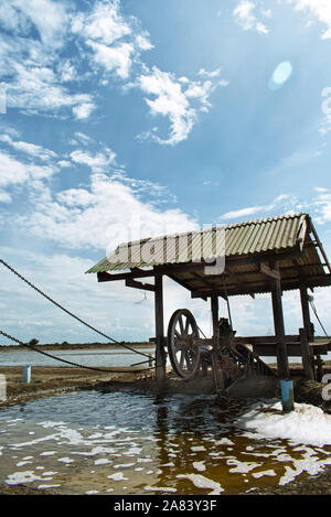 Wind angetrieben Holz- Turbine pumpen Meer warter in Salz Bauernhof in Thailand, sonnigen Tag. Stockfoto