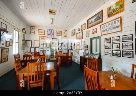 Zimmer mit memmorabilia innerhalb des legendären Bush pub Nindigully Pub, gebaut 1864, Queensland, Queensland, Australien Stockfoto