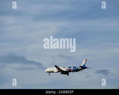 Kiew, Ukraine, 6. November 2019, illustrative Editorial. Turkish Airlines Aerobus A320 Flugzeug in den blauen Himmel Stockfoto