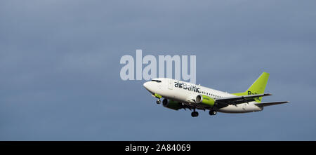 Kiew, Ukraine, 6. November 2019, illustrative Editorial. Air Baltic Boeing 737-Flugzeuge in den blauen Himmel Stockfoto