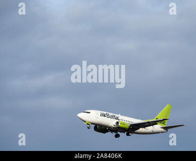Kiew, Ukraine, 6. November 2019, illustrative Editorial. Air Baltic Boeing 737-Flugzeuge in den blauen Himmel Stockfoto