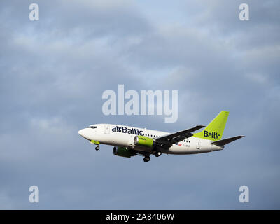 Kiew, Ukraine, 6. November 2019, illustrative Editorial. Air Baltic Boeing 737-Flugzeuge in den blauen Himmel Stockfoto