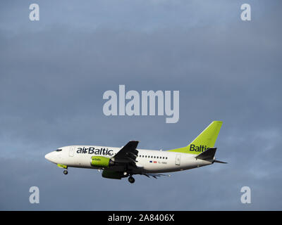 Kiew, Ukraine, 6. November 2019, illustrative Editorial. Air Baltic Boeing 737-Flugzeuge in den blauen Himmel Stockfoto