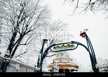 Parc Monceau Eingang unter dem Schnee, Paris, Frankreich Stockfoto