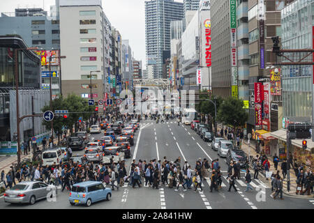 Osaka, Japan - November 3rd, 2019: Erhöhte Ansicht von Menschen überqueren die Straße an der Kreuzung Umeda.