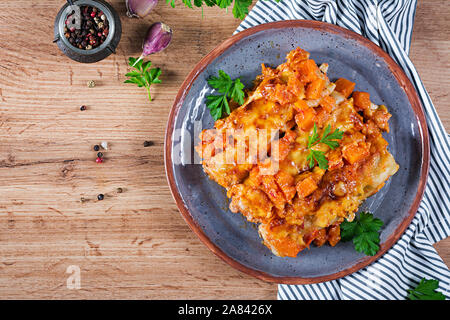 Fleisch cannelloni Kürbis - Tomatensauce an der Platte. Ansicht von oben Stockfoto