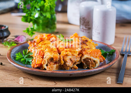 Fleisch cannelloni Kürbis - Tomatensauce an der Platte. Stockfoto