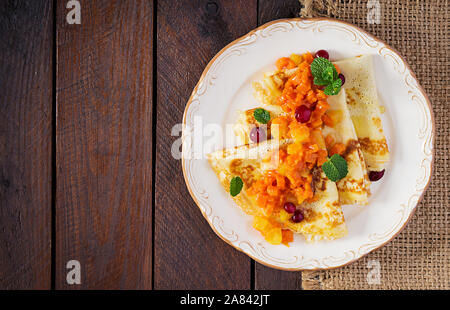 Pfannkuchen. Französische Crepes mit karamellisierten Scheiben von Kürbis und Apfel mit Honig. Nop, Overhead Stockfoto