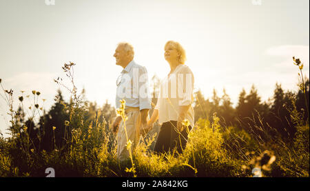 Der Mann und die Frau, beide Senioren, einander umarmen Stockfoto