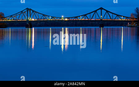 Potsdam, Deutschland. 05 Nov, 2019. Die Leds an der Glienicker Brücke sind in der Havel wider kurz nach Sonnenuntergang (Foto mit langen Exposition). Die Landesgrenze zwischen Brandenburg und Berlin in der Mitte der Brücke. Während der Zeit der Teilung Deutschlands, die Glienicker Brücke erlangte Weltruhm durch die spektakuläre dritte und letzte Agent Exchange am 11. Februar 1986 veranstaltet. Credit: Monika Skolimowska/dpa-Zentralbild/dpa/Alamy leben Nachrichten Stockfoto