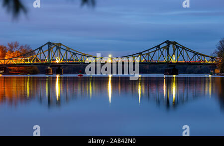 Potsdam, Deutschland. 05 Nov, 2019. Die Leds an der Glienicker Brücke sind in der Havel wider kurz nach Sonnenuntergang (Foto mit langen Exposition). Die Landesgrenze zwischen Brandenburg und Berlin in der Mitte der Brücke. Während der Zeit der Teilung Deutschlands, die Glienicker Brücke erlangte Weltruhm durch die spektakuläre dritte und letzte Agent Exchange am 11. Februar 1986 veranstaltet. Credit: Monika Skolimowska/dpa-Zentralbild/dpa/Alamy leben Nachrichten Stockfoto