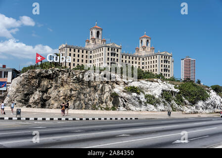 Das Hotel Nacional de Cuba ist ein historisches Gebäude im spanischen eklektischen Stil mit Blick auf den Malecon, eine breite Esplanade, Straße und eine Seemauer, die sich erstreckt Stockfoto