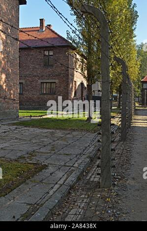Gebäude und Stacheldraht zaun in Auschwitz Memorial Museum Stockfoto
