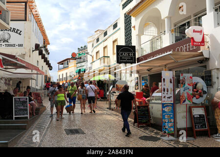 Menschen einkaufen in Albufeira, Algarve, Portugal, Europa Stockfoto