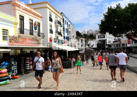Menschen einkaufen in Albufeira, Algarve, Portugal, Europa Stockfoto